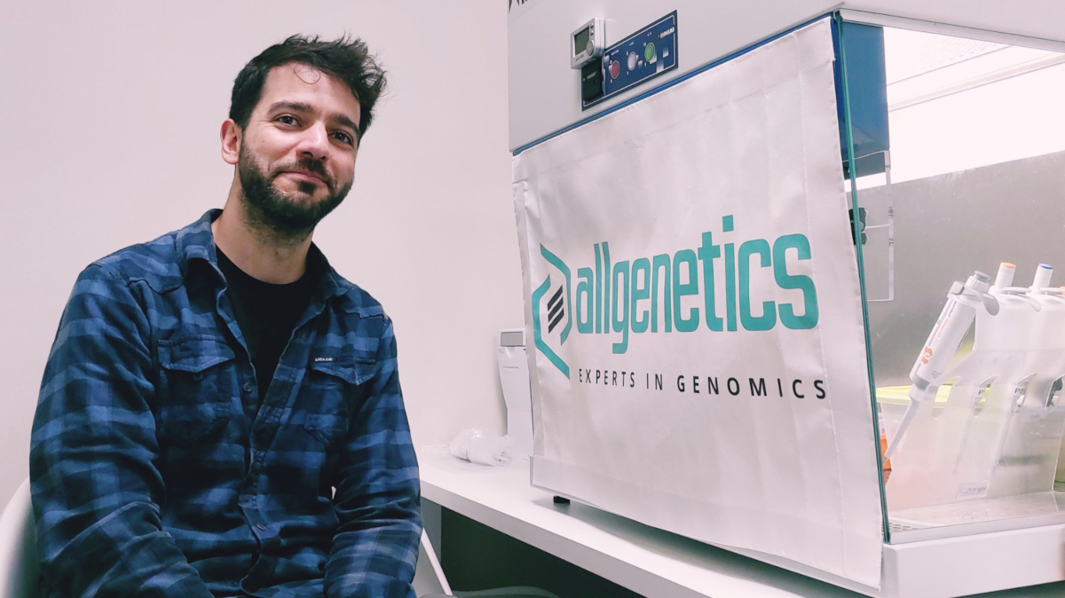 The images shows AllGenetics' head of laboratory Antón Vizcaíno, who will discuss cetacean eDNA metabarcoding at the ECS meeting in Catania.