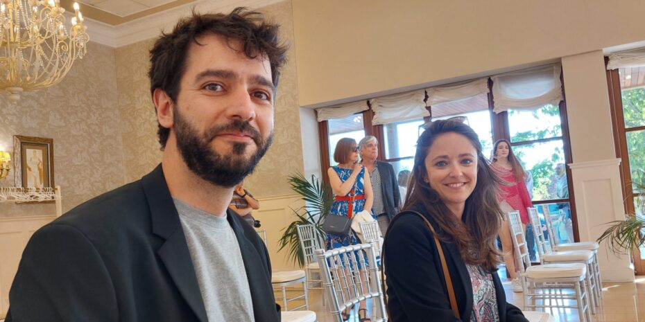 The image shows Antón Vizcaíno and Alejandra Perina attending the COBGA awards in Santiago de Compostela in 2022.