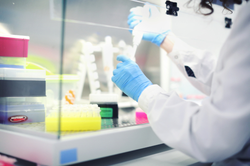 La imagen muestra a una trabajadora de la empresa española de secuenciación masiva AllGenetics preparando unas muestras en el laboratorio.